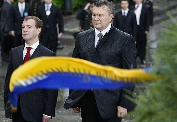 Пенсионерку посадили за отрезанную ленту с венка Януковича