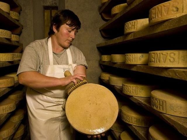 У Швейцарії закриваються відомі заводи-виробники сиру
