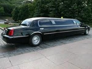 Поліція виявила лімузин на дні озера Поліція виявила лімузин на дні озера