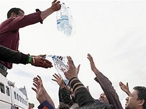 У Лівію везуть воду і продовольство У Лівію везуть воду і продовольство