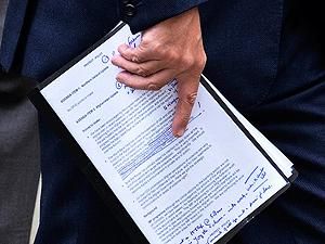 Британські журналісти через помилку міністра сфотографували секретний документ