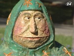 В Киеве установили фигуру, которая символизирует традиционную бабушку В Киеве установили фигуру, которая символизирует традиционную бабушку