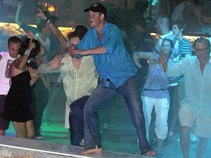 Принц Гаррі погуляв на славу: влаштував собі мокрі танці Принц Гаррі погуляв на славу: влаштував собі мокрі танці