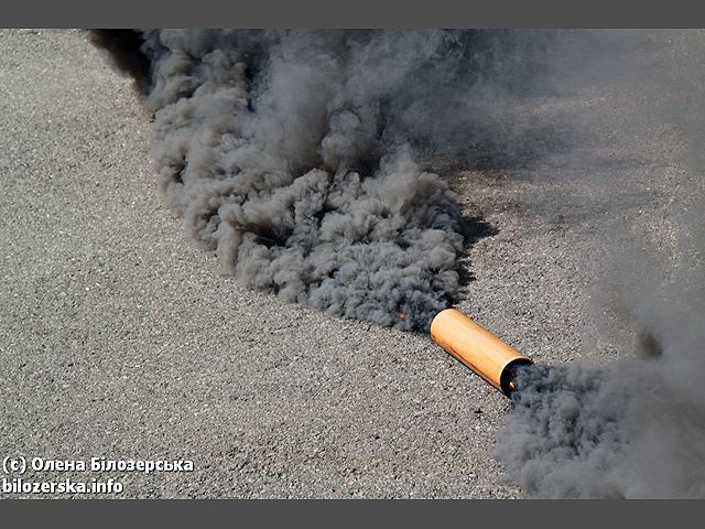 Біля Адміністрації Януковича палили димові шашки