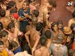 Іспанія: десятки тисяч людей жартома побилися помідорами Іспанія: десятки тисяч людей жартома побилися помідорами