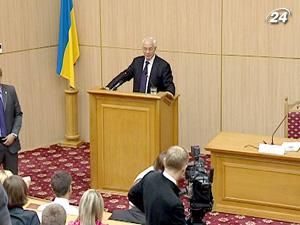 Азаров читає лекцію студентам Азаров читає лекцію студентам