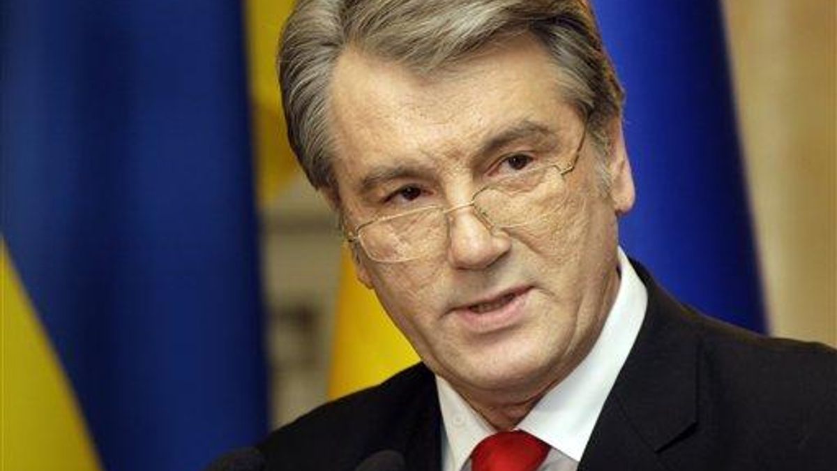 Ющенко просит Верховний Суд вернуть Шухевичу и Бандере звания Героев Украины Ющенко просит Верховний Суд вернуть Шухевичу и Бандере звания Героев Украины