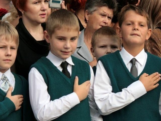 Торжества ко Дню знаний в одной из львовских школ Торжества ко Дню знаний в одной из львовских школ