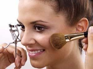 Вчені вияснили — жінки їдять косметику кілограмами Вчені вияснили — жінки їдять косметику кілограмами