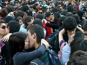 Чили: студенты целовались, требуя лучшего образования в стране