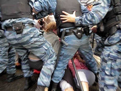 Возле Печерского суда возникло столкновение Возле Печерского суда возникло столкновение