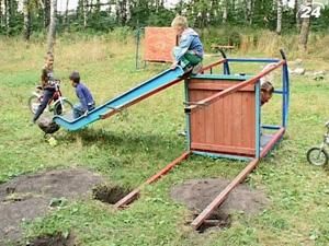 В Тернополе священник и община не поделили детскую площадку В Тернополе священник и община не поделили детскую площадку