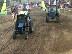 Под Симферополем третий раз провели Международные гонки на тракторах Под Симферополем третий раз провели Международные гонки на тракторах