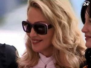 Залишивши режисуру Мадонна повертається до світу музики