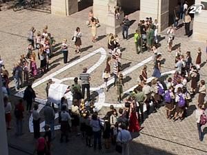 Львів: Пластуни склали найбільший тризуб з фігур доміно Львів: Пластуни склали найбільший тризуб з фігур доміно