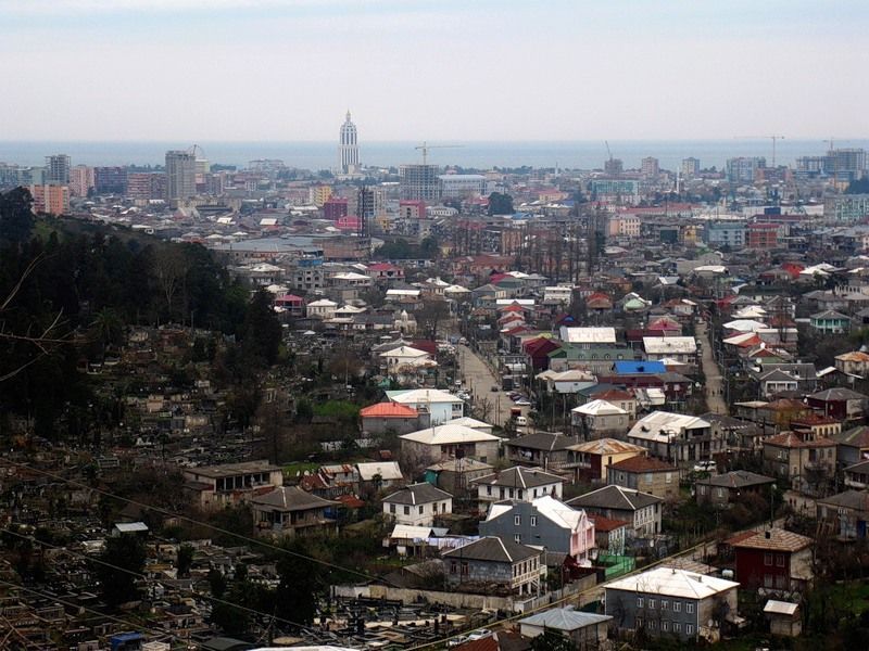В Батумі з кранів пішла нафта замість води В Батумі з кранів пішла нафта замість води