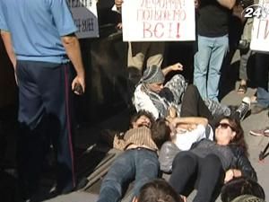 Активисты "легли под ноги" нардепам, протестуя против пенсионной реформы Активисты "легли под ноги" нардепам, протестуя против пенсионной реформы