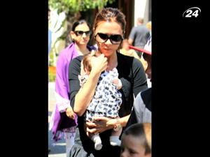 Виктория Бекхэм отправились на шопинг с 8-месячной дочкой 