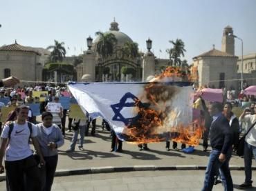 Вокруг посольства Израиля в Египте построили бетонную стену Вокруг посольства Израиля в Египте построили бетонную стену