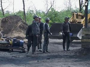 При проведении работ на горизонте в полторы сотни метров прорвало стену