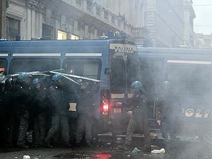 Италия: участники забастовок жгут флаги и бросают яйца