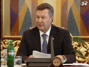 Янукович угрожает увольнением министрам за торможение реформ 