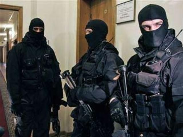 В "Епіцентрі" невідомі захопили центральний офіс В "Епіцентрі" невідомі захопили центральний офіс