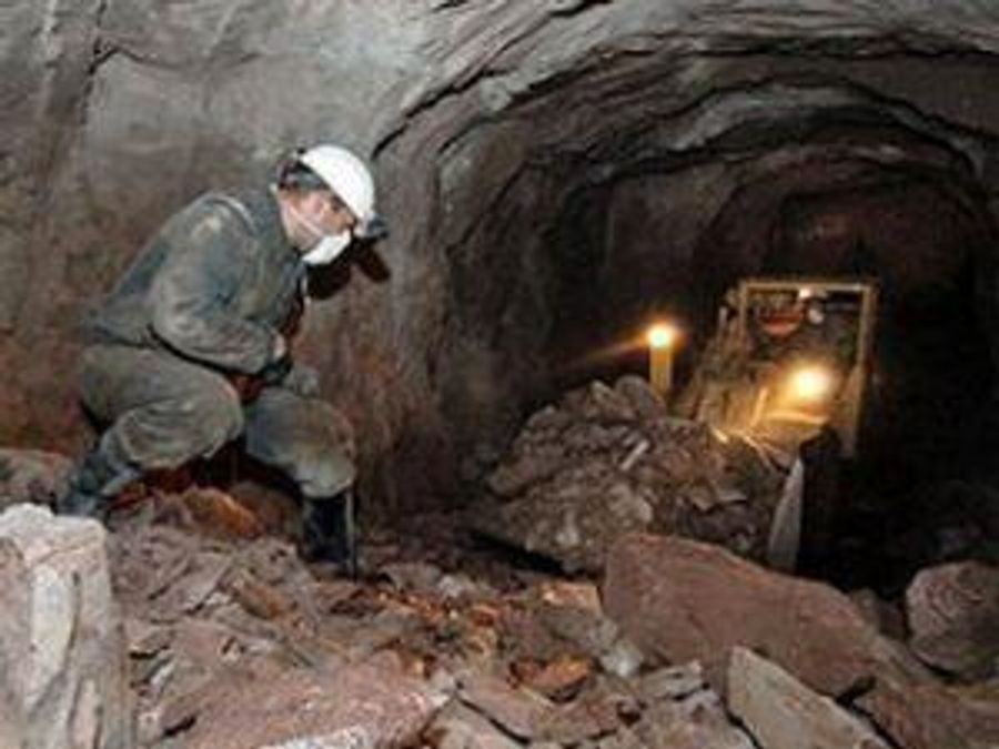У Єнакієвому на шахті під обвалом породи опинилися троє гірників У Єнакієвому на шахті під обвалом породи опинилися троє гірників