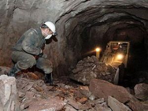 В Енакиево на шахте под обвалом породы оказались трое горняков
