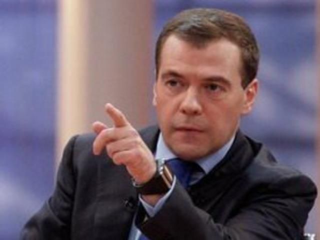 Медвєдєв наказав скоротити кількість авіакомпаній в Росії