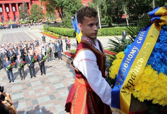 Завтра вийде на волю пенсіонерка, яка відрізала стрічку з вінка Януковича