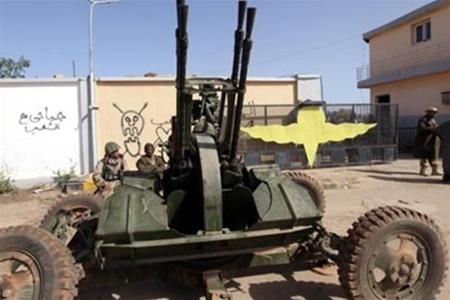 Войска Каддафи обстреливают повстанцев из ракет возле города Бани-Валид Войска Каддафи обстреливают повстанцев из ракет возле города Бани-Валид