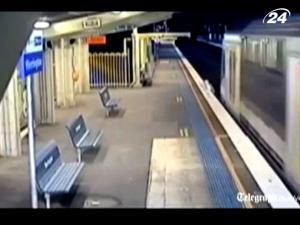 Австралійський юнак дивом не потрапив під потяг