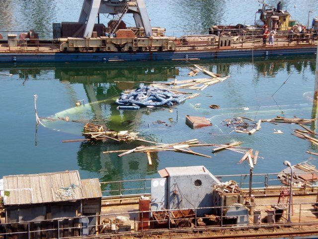 Разлив нефти недалеко от Ильичевска Разлив нефти недалеко от Ильичевска