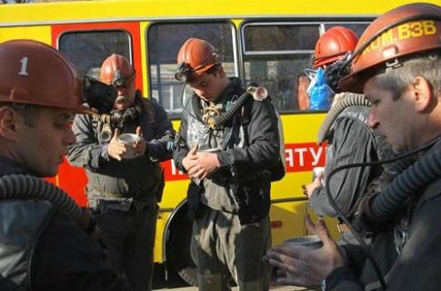 Після 36 годин з-під завалів врятували гірників - 9 вересня 2011 - Телеканал новин 24