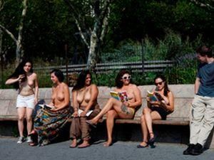 Американки объединились в "Клуб чтения топлесс" Американки объединились в "Клуб чтения топлесс"