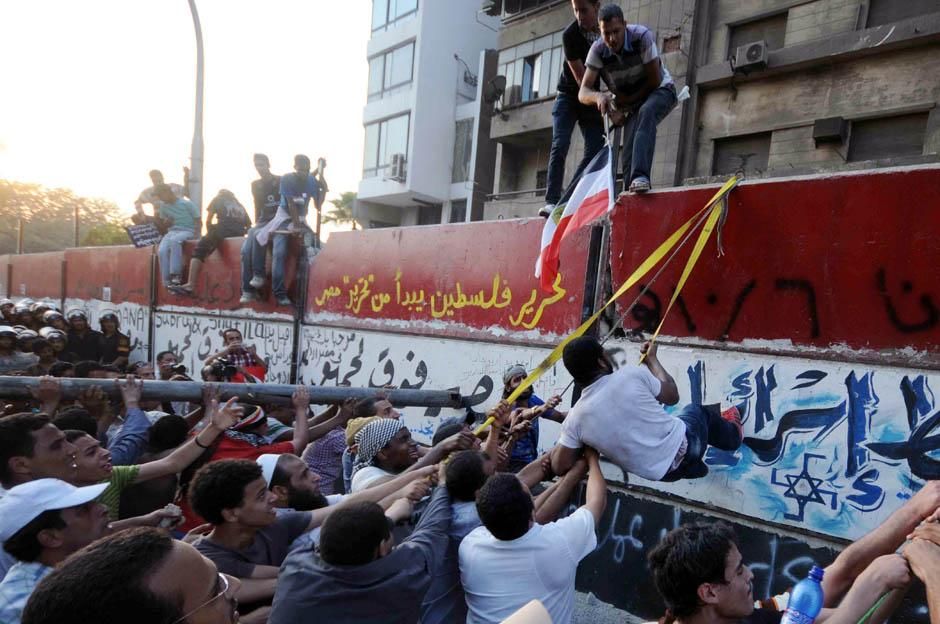 Более 500 человек пострадали в столкновениях у посольства Израиля в Каире