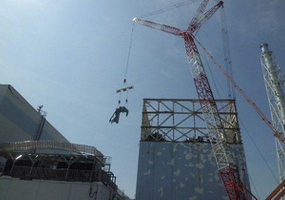 Реактор Фукусимы-1 накрывают защитным куполом Реактор Фукусимы-1 накрывают защитным куполом