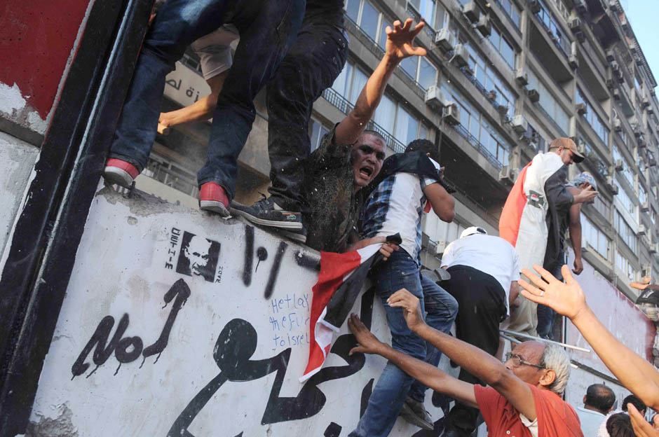 Число постраждавших во время демонстраций в Каире возросло до тысячи