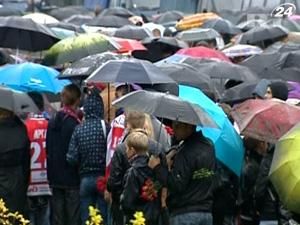 У Ярославлі прощаються з загиблими в авіакатастрофі Як-42 У Ярославлі прощаються з загиблими в авіакатастрофі Як-42