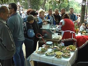 На фесте дерунов представили более 60 разновидностей этого блюда На фесте дерунов представили более 60 разновидностей этого блюда