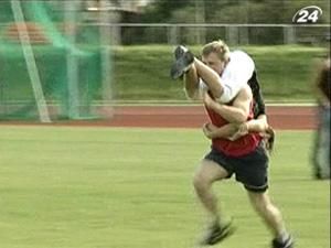 Латвийские мужчины соревновались, кто быстрее перенесет жену Латвийские мужчины соревновались, кто быстрее перенесет жену