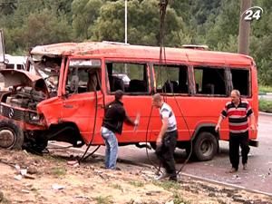 У Львові перекинулась маршрутка — 12 постраждалих У Львові перекинулась маршрутка — 12 постраждалих