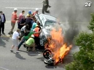 В США прохожие спасли юношу из-под автомобиля В США прохожие спасли юношу из-под автомобиля