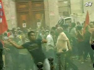 Тысячи итальянцев протестовали против мер по экономии бюджета Тысячи итальянцев протестовали против мер по экономии бюджета