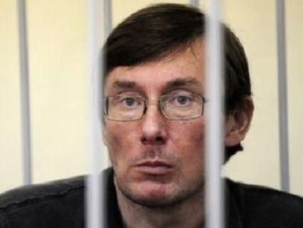 Луценка таємно возили до лікарні Луценка таємно возили до лікарні