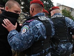 "Беркут" забрал себе несколько ящиков футболок с надписями "Спасибо жителям Донбасса" "Беркут" забрал себе несколько ящиков футболок с надписями "Спасибо жителям Донбасса"