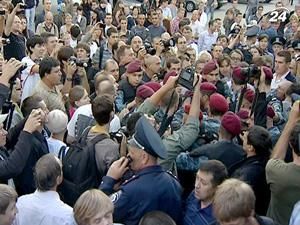 Футболки "Спасибо жителям Донбасса" продать не удалось Футболки "Спасибо жителям Донбасса" продать не удалось