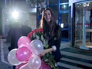 "Первая вице-мисс Вселенная 2011" Олеся Стефанко прилетела в Украину