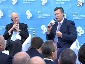 Янукович каже, що Тимошенко сидить через Ющенка